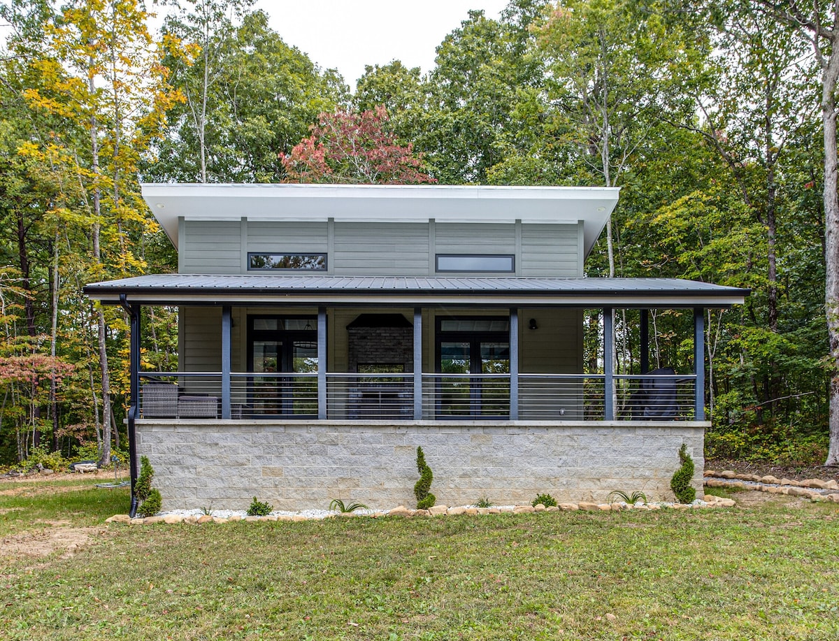 Cozy Two Bedroom Cabin with Hot Tub in Waters Edge