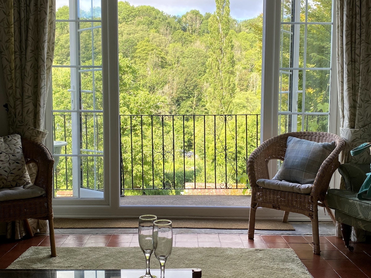 Stone Cottage with a splendid Wye Valley View