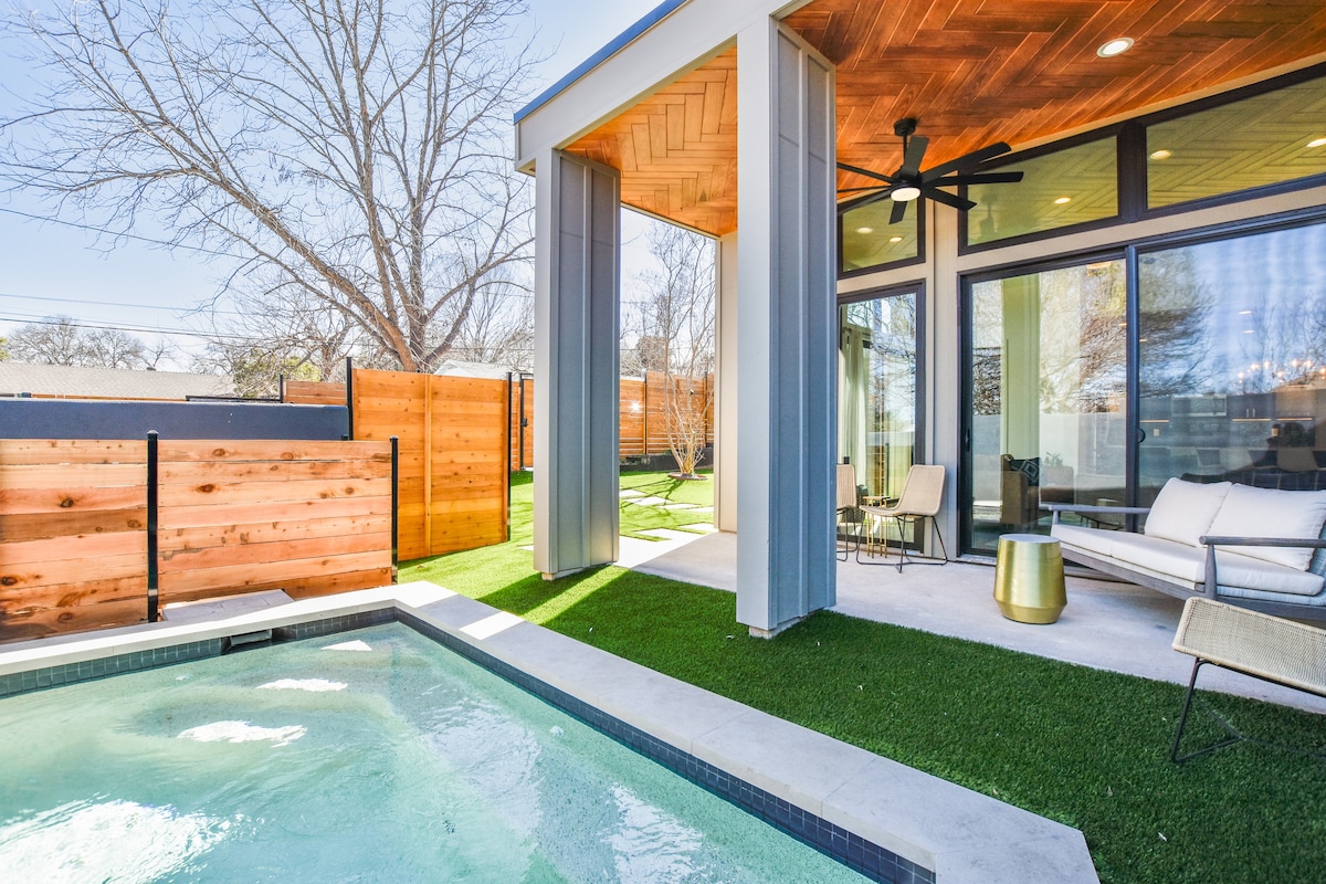 带私人游泳池和围栏院子的现代全新绿洲