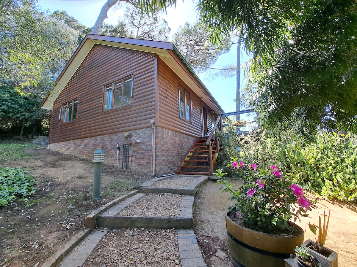 Peaceful two-bedroom cabin with parking