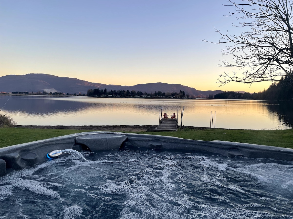 Lakefront Oasis w/ Amazing Views from the Hot Tub!