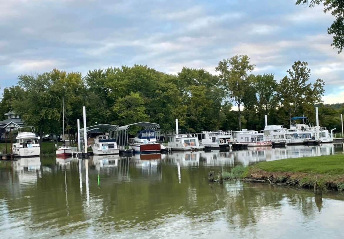 Houseboat Ohio River + amenities