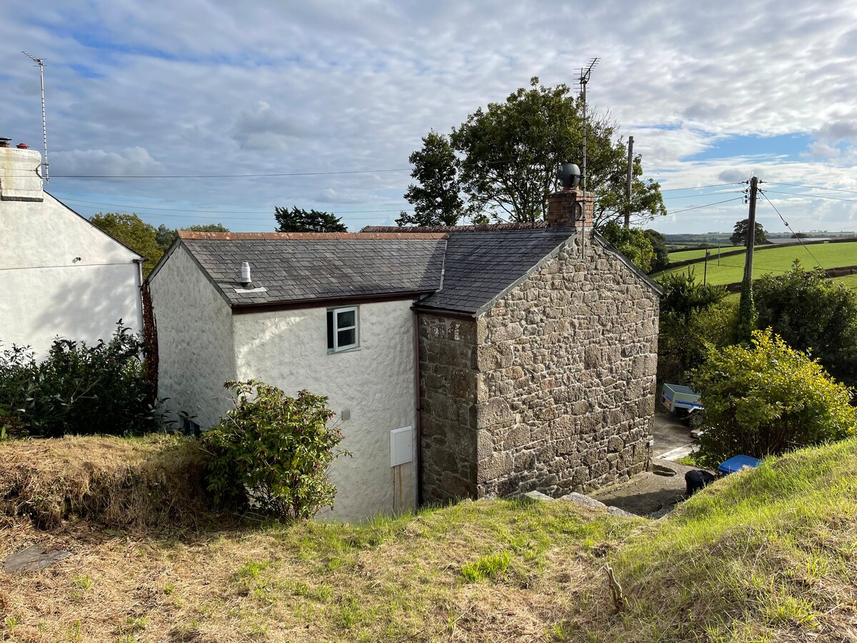 Cosy country cottage nr Gweek & the Helford River