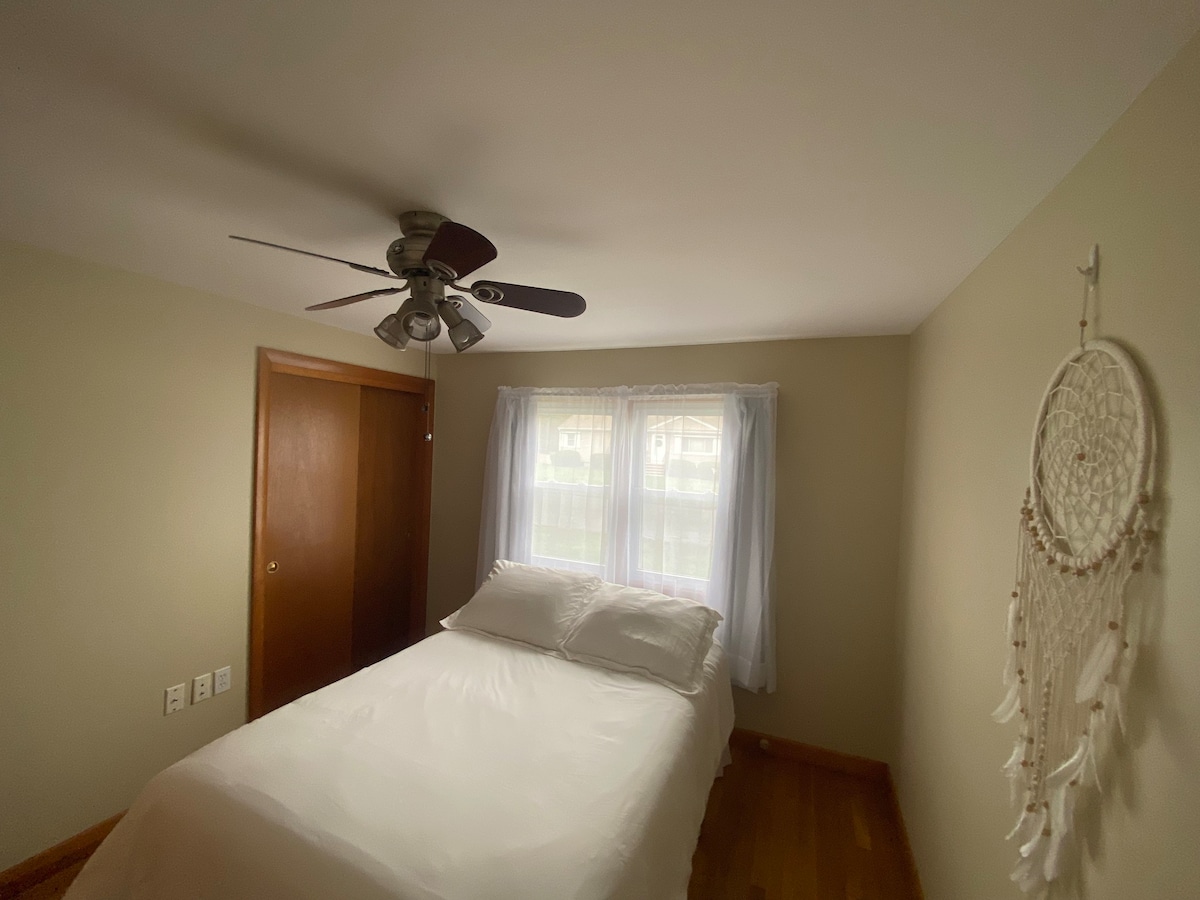 1-卧室配备全尺寸床，带共用区域