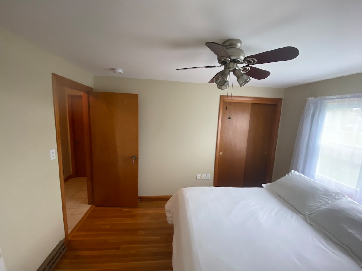 1-卧室配备全尺寸床，带共用区域