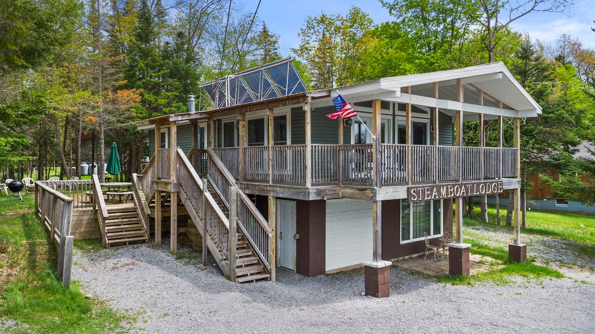 5BR chalet w/ boat slip & beach right in town