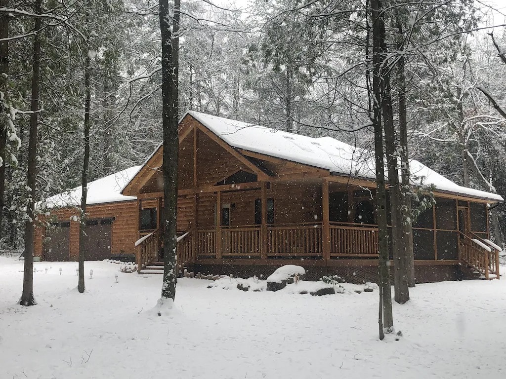 3bd Log Home w/Sauna, Screened Porch, and Fire Pit