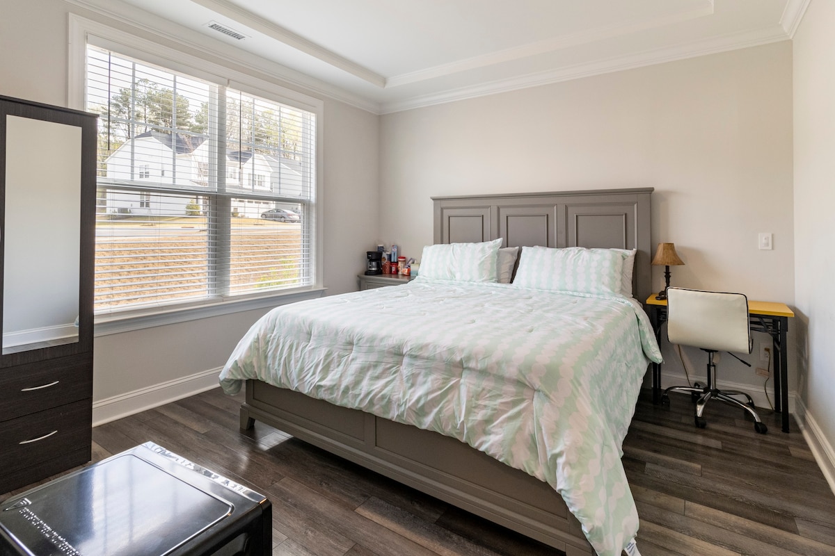 Wake Forest King Bed - Near Raleigh& Nature Trails