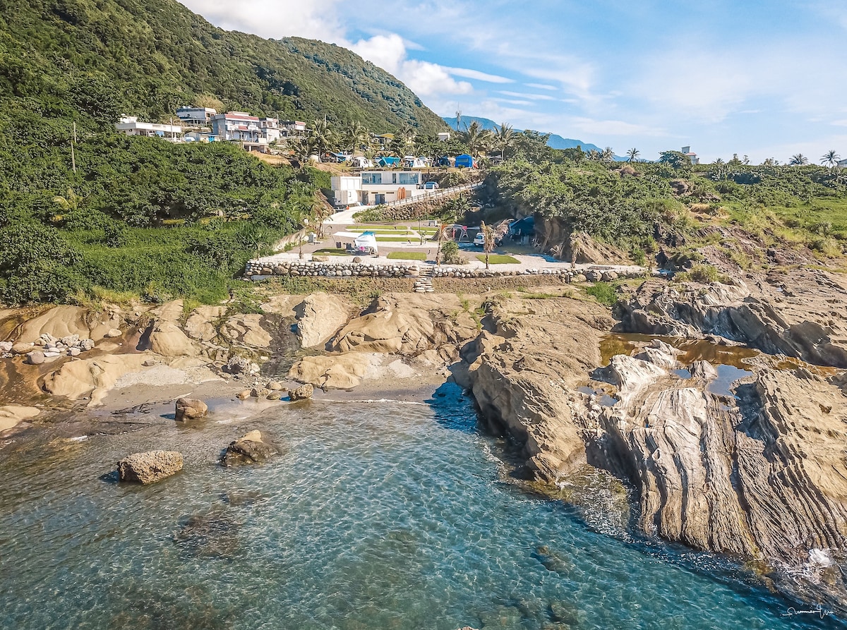 眺浪旅行客棧三人房-無敵海景與日出，背山面海休息區，開闊戶外空間