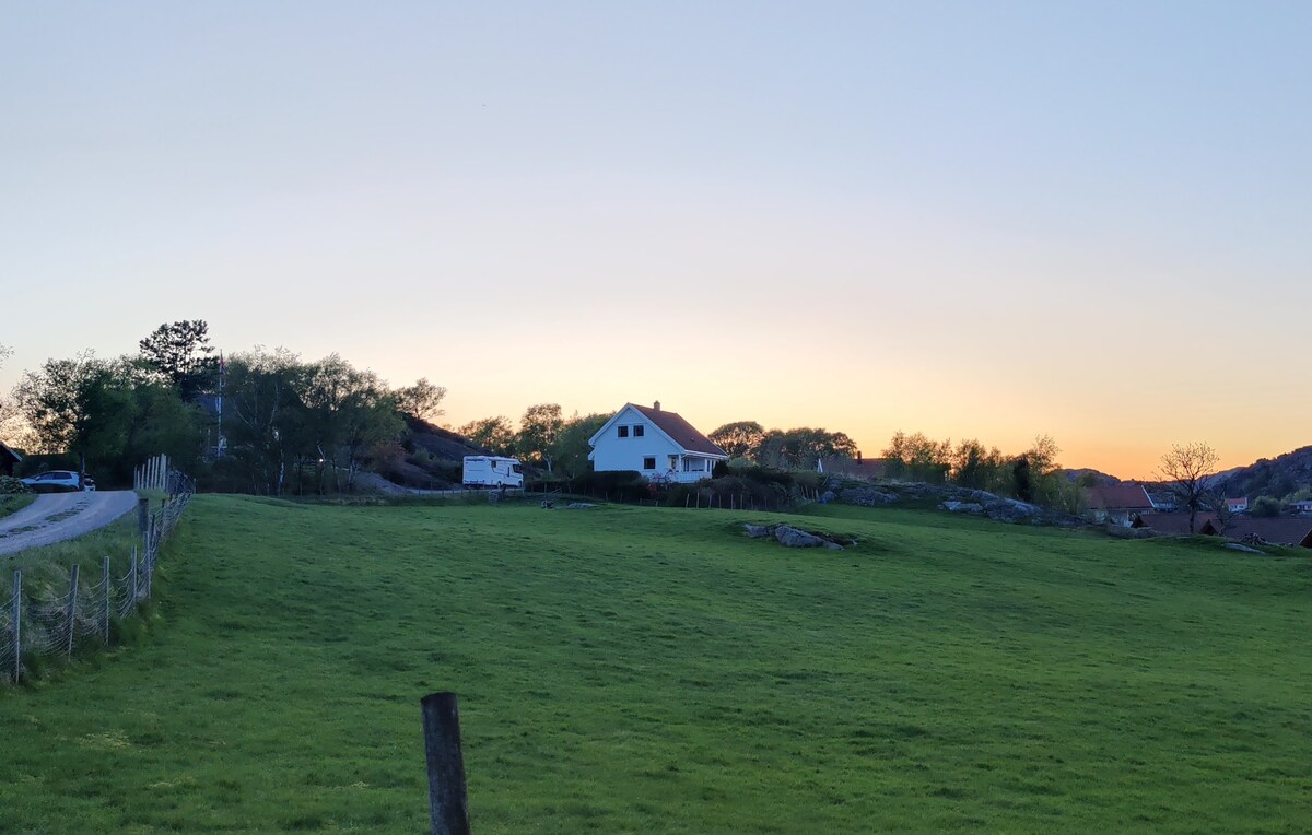 Landlig feriehus ved sjøen med fiskebåt!