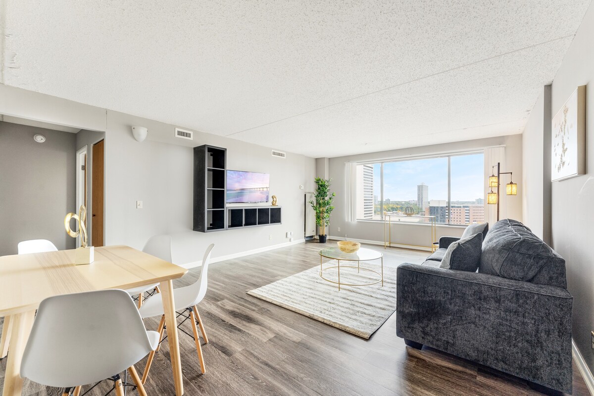 Modern 1B High Rise near Downtown Queen Bed