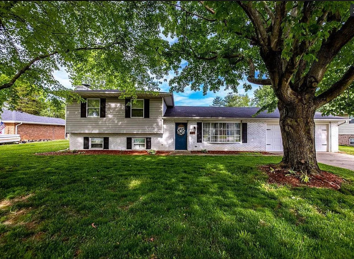 1 twin bed & shared bathroom upstairs!