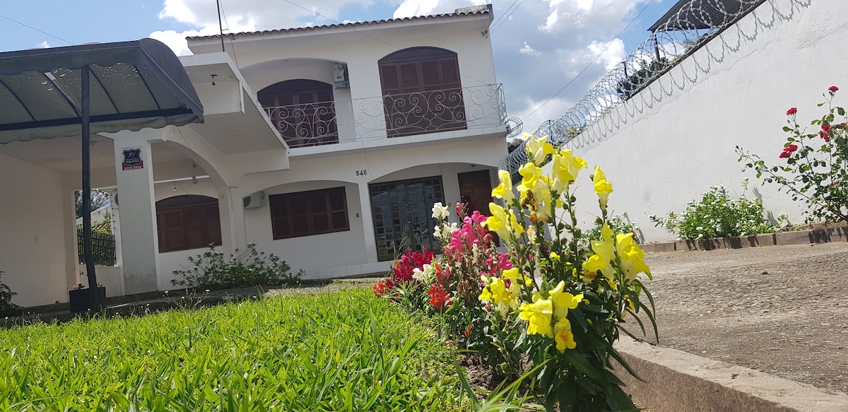 Casa inteira, 4 dorm, 7 camas, lindo pátio, única.