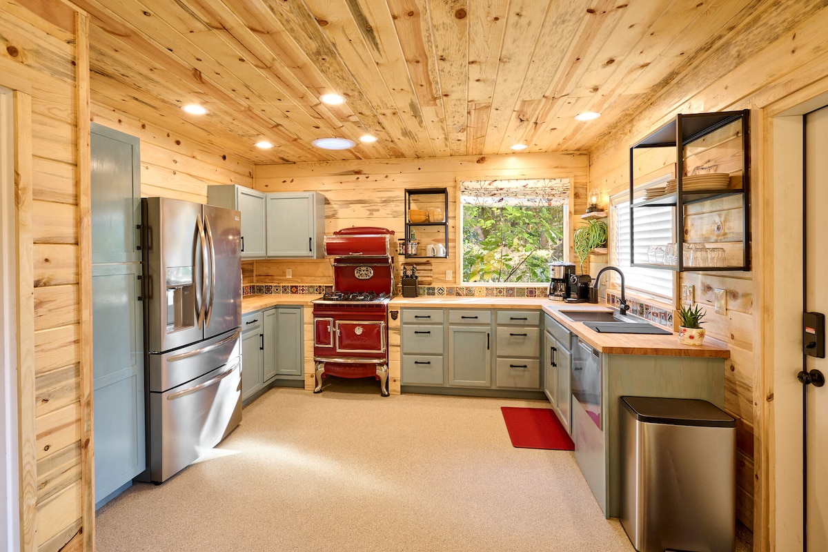 A Cozy 1 Bed/1 Bath Cabin Nestled Among the Trees