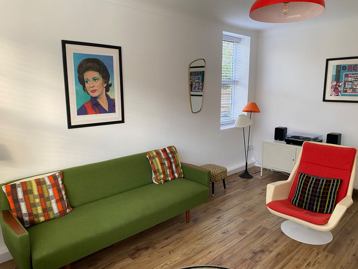 2 Bedroom Retro Liverpool Apartment