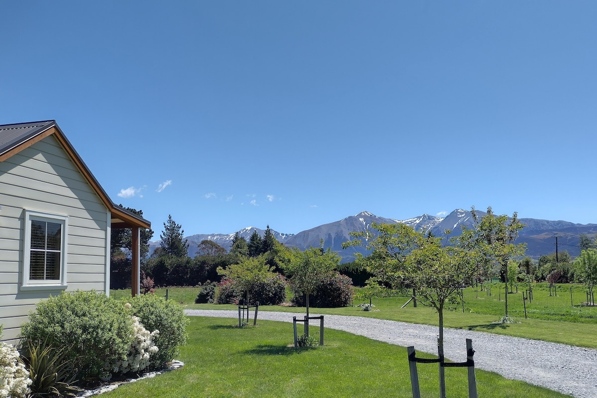 Country Cottage with mountain view