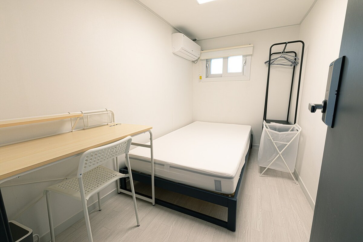 Room E> seoul st. 7분 버스5분: 개인침실모던용산하우스 최신식