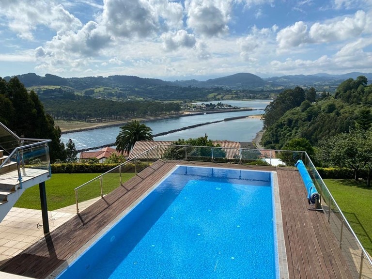 Villa with heated pool. Amazing views