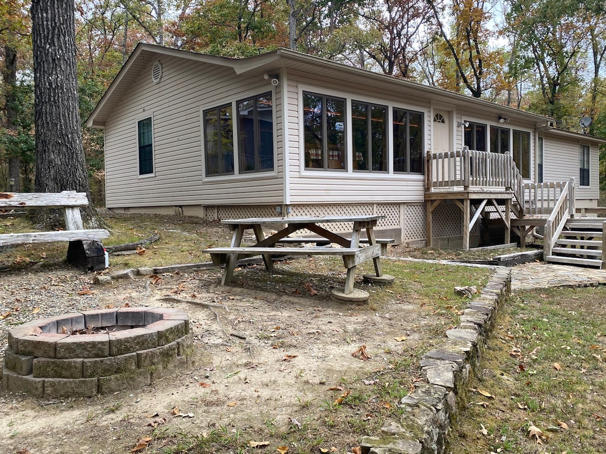 Twin Creek Tranquility (rural cabin near Mt. Ida)