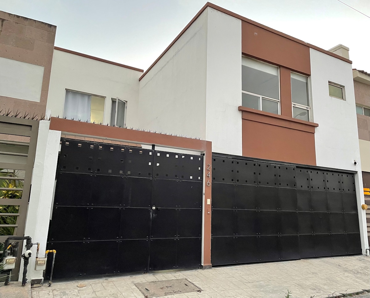 Casa en zona residencial en Cumbres Elite*