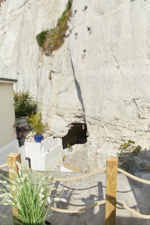 拥有白色悬崖洞穴的罕见房源！