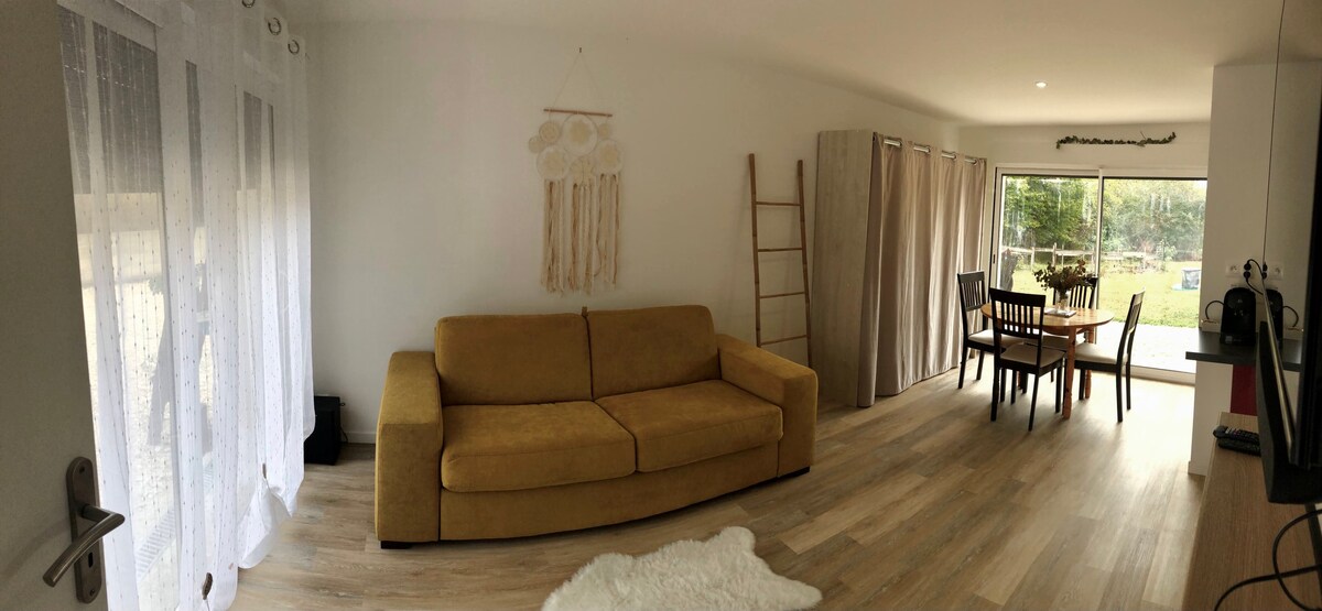 明亮的公寓，配备私人露台和小木材