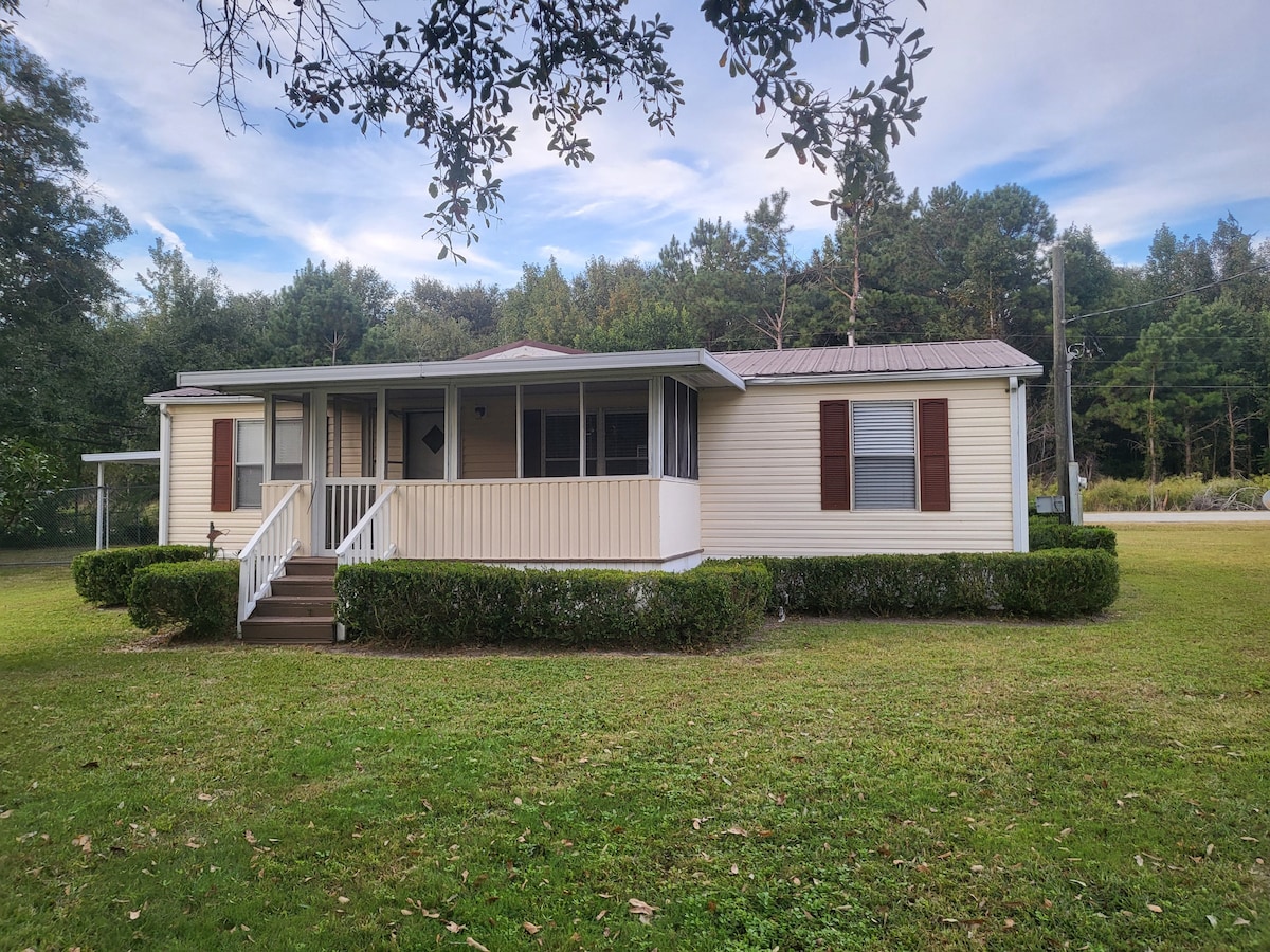 Cozy 3 bedroom / 2 bath cottage on Cypress Lake.