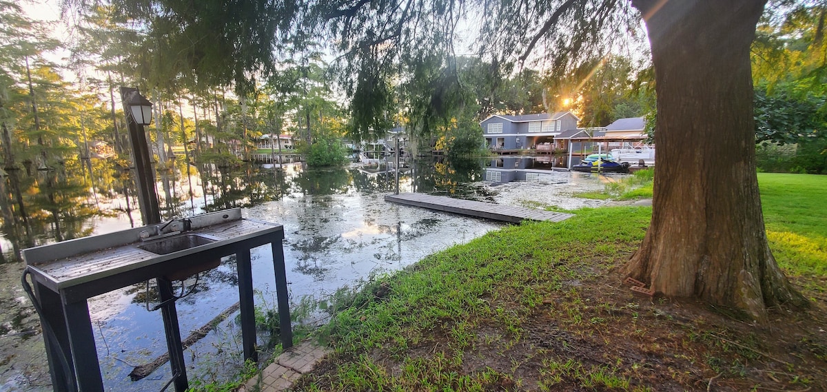 Cozy 3 bedroom / 2 bath cottage on Cypress Lake.