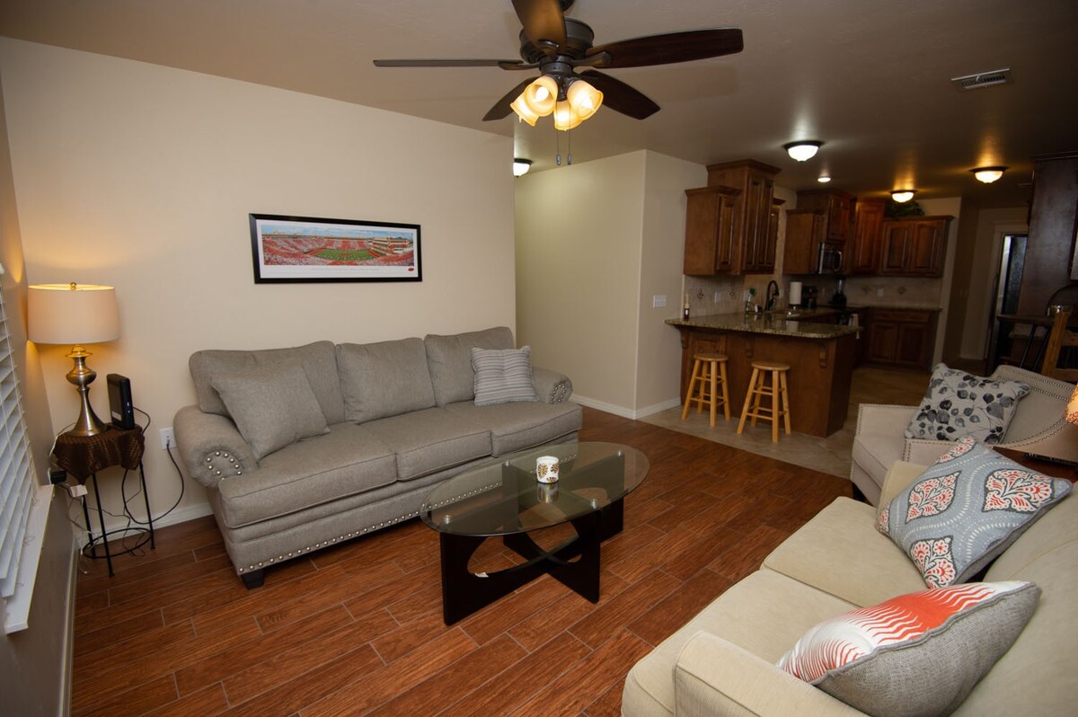 "The 507" Close to campus with ample free parking!