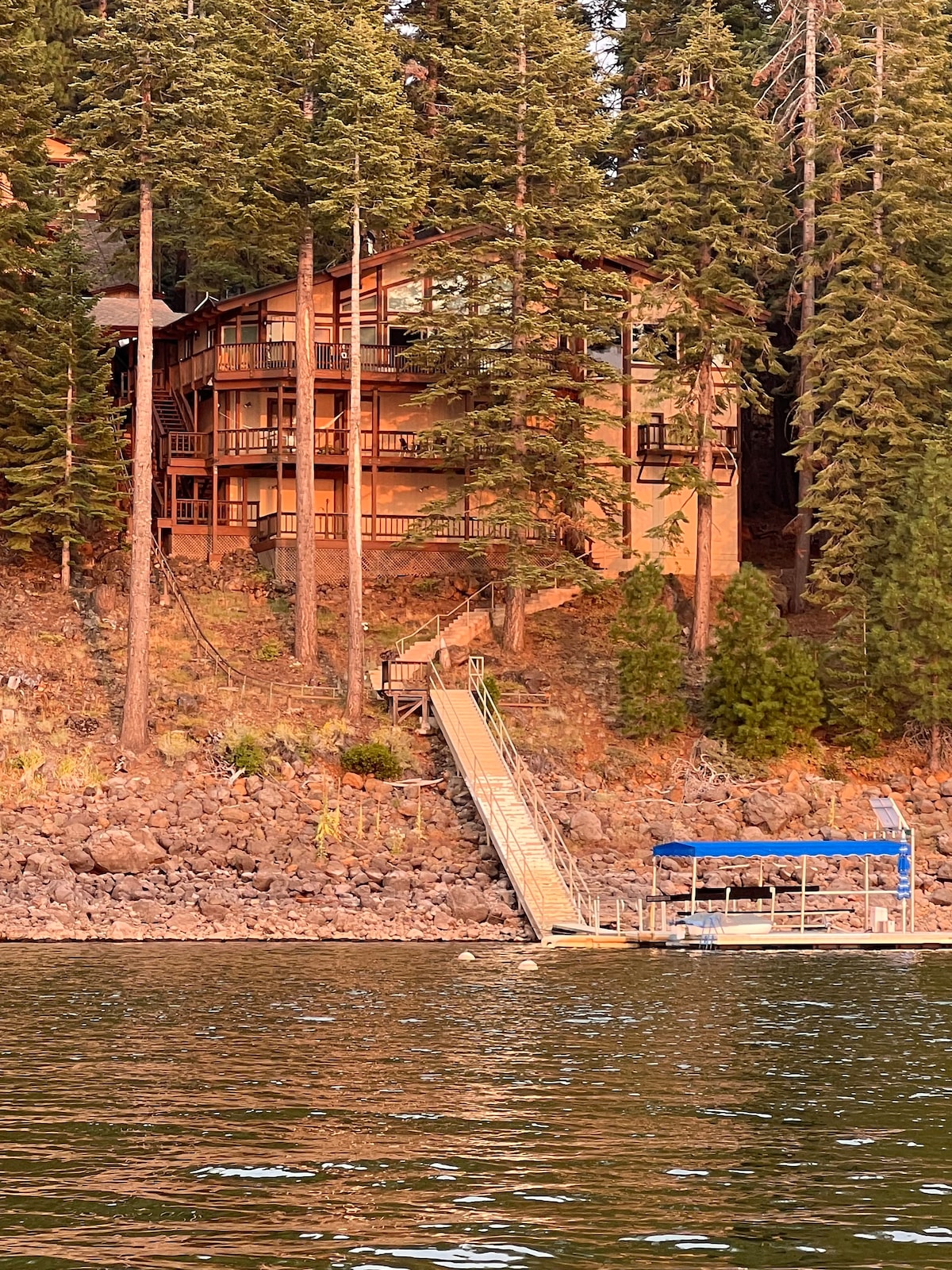 Lake Almanor Country Club Cabin with private dock