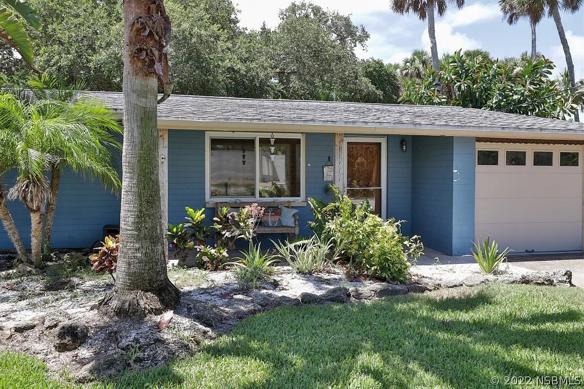 Charming 2/1 beach Cottage- Close to the beach