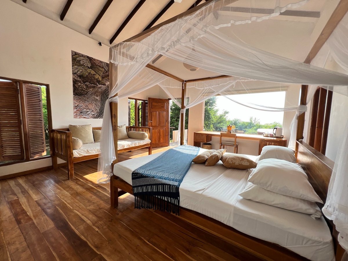 Luxury Room by the Beach with Plunge Pool