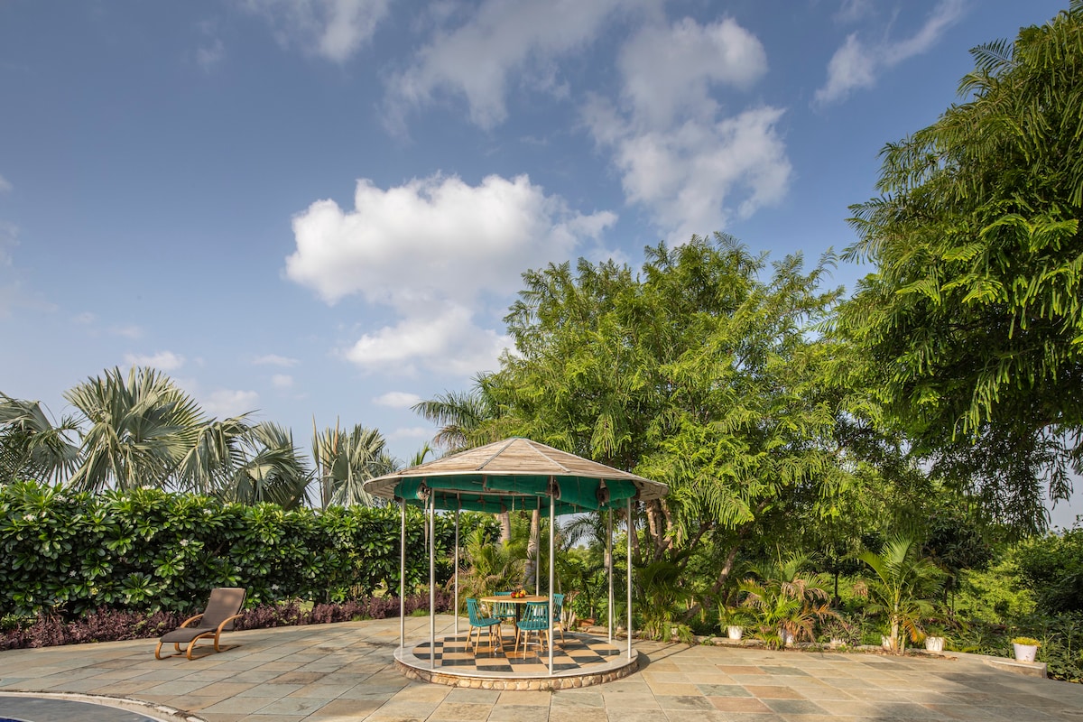 Splendid 2BHK w/Pool+Gazebo+View @ The Wild Orchid