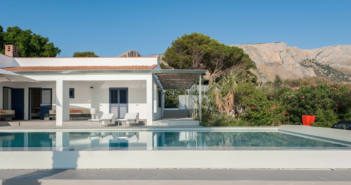 Solemar: villa di design con piscina infinity.