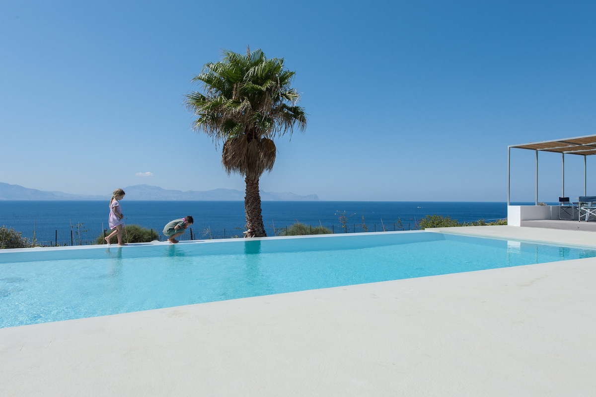 Solemar: villa di design con piscina infinity.