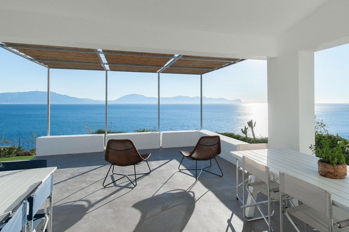 Solemar: villa di design con piscina infinity.