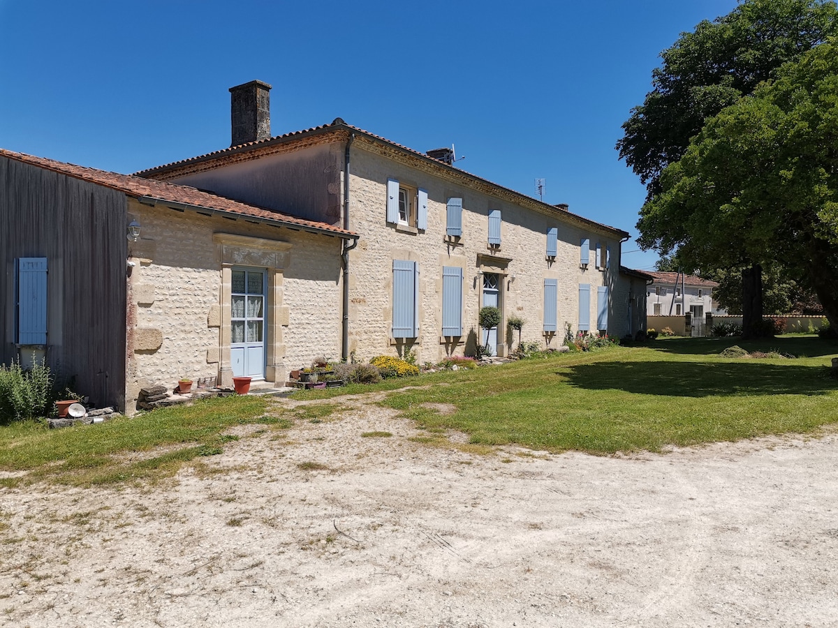 chambre d'hôte avec piscine à l'orée d'un bois