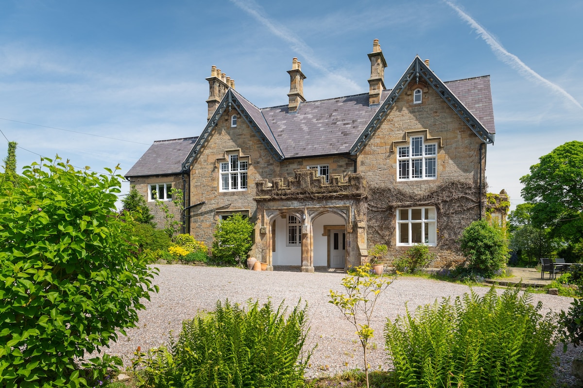 Manor House, Soughton Wales, Hot Tub, dog friendly