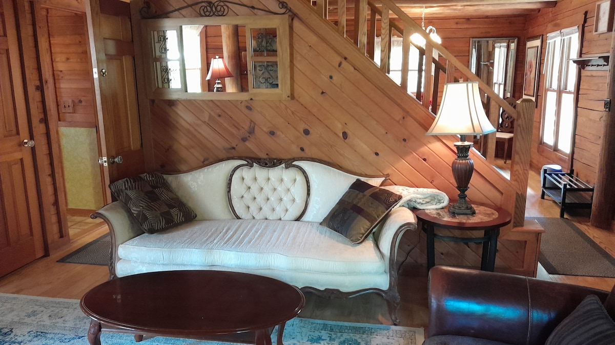 5-bed Log-Home w Deck, Trails, Beach, 10-min to OU
