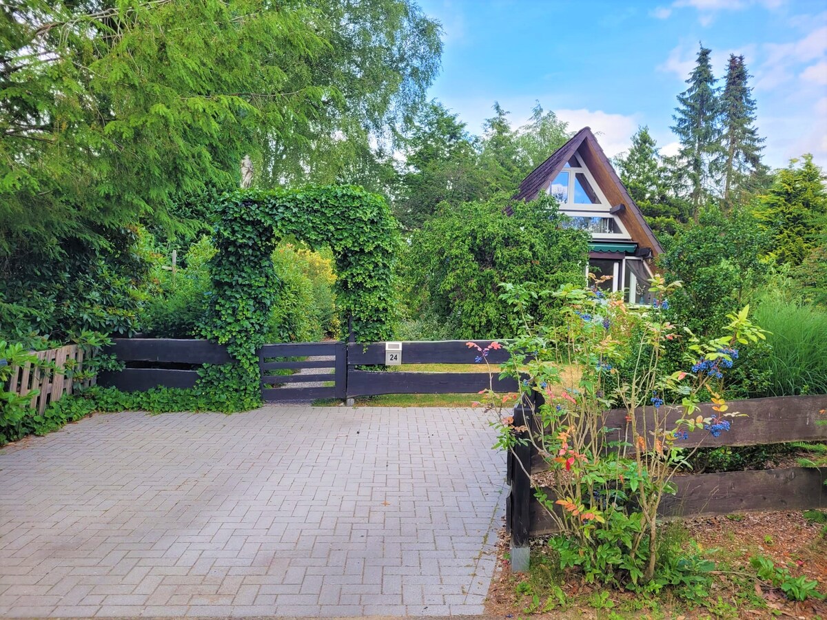 Nurdachhaus Heide Knirps mit schönem Garten