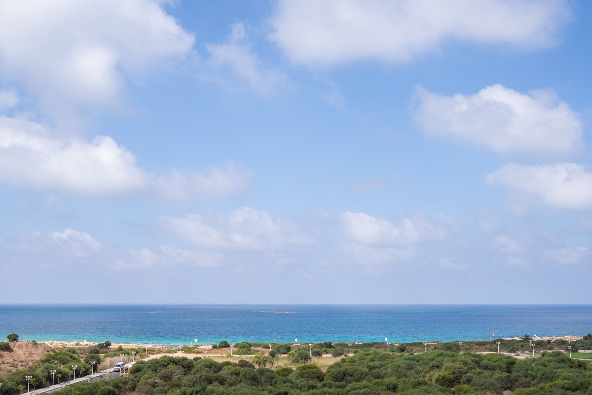 Stunning Apartment w/ Balcony &Panoramic Sea View