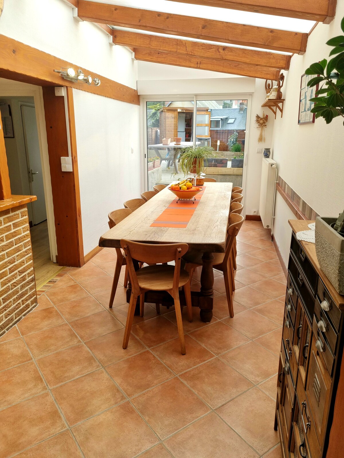 Chambre d'hôtes, petit-déj inclus, vue église.