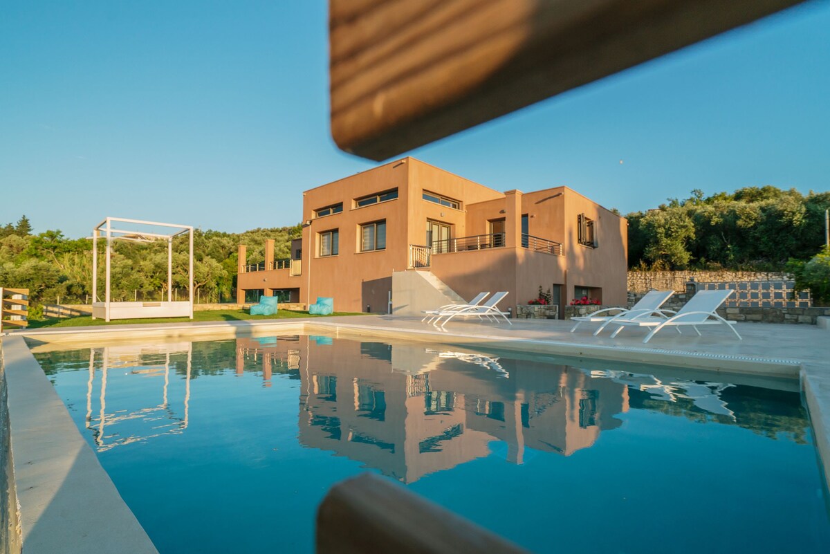 Merovigli Villa - 4 Bedroom with private pool