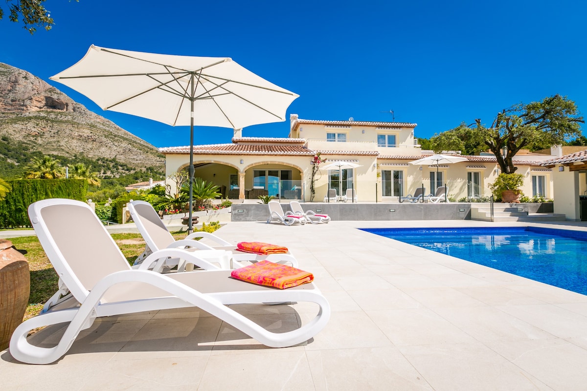 Casa Juana-A super cool, modern villa, heated pool
