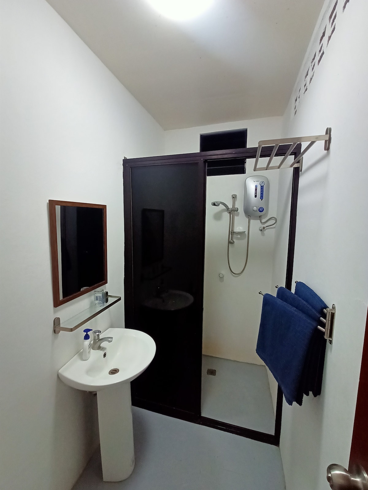 带空调、光纤无线网络和按摩浴缸的独立房间- D房间