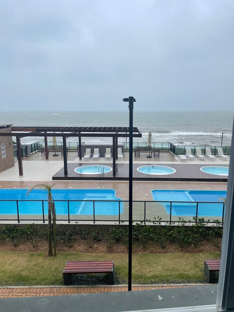 Apartamento encantador frente pro mar com piscinas