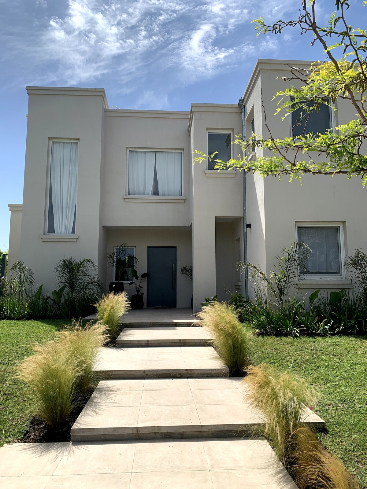 Casa luminosa en barrio cerrado deportivo