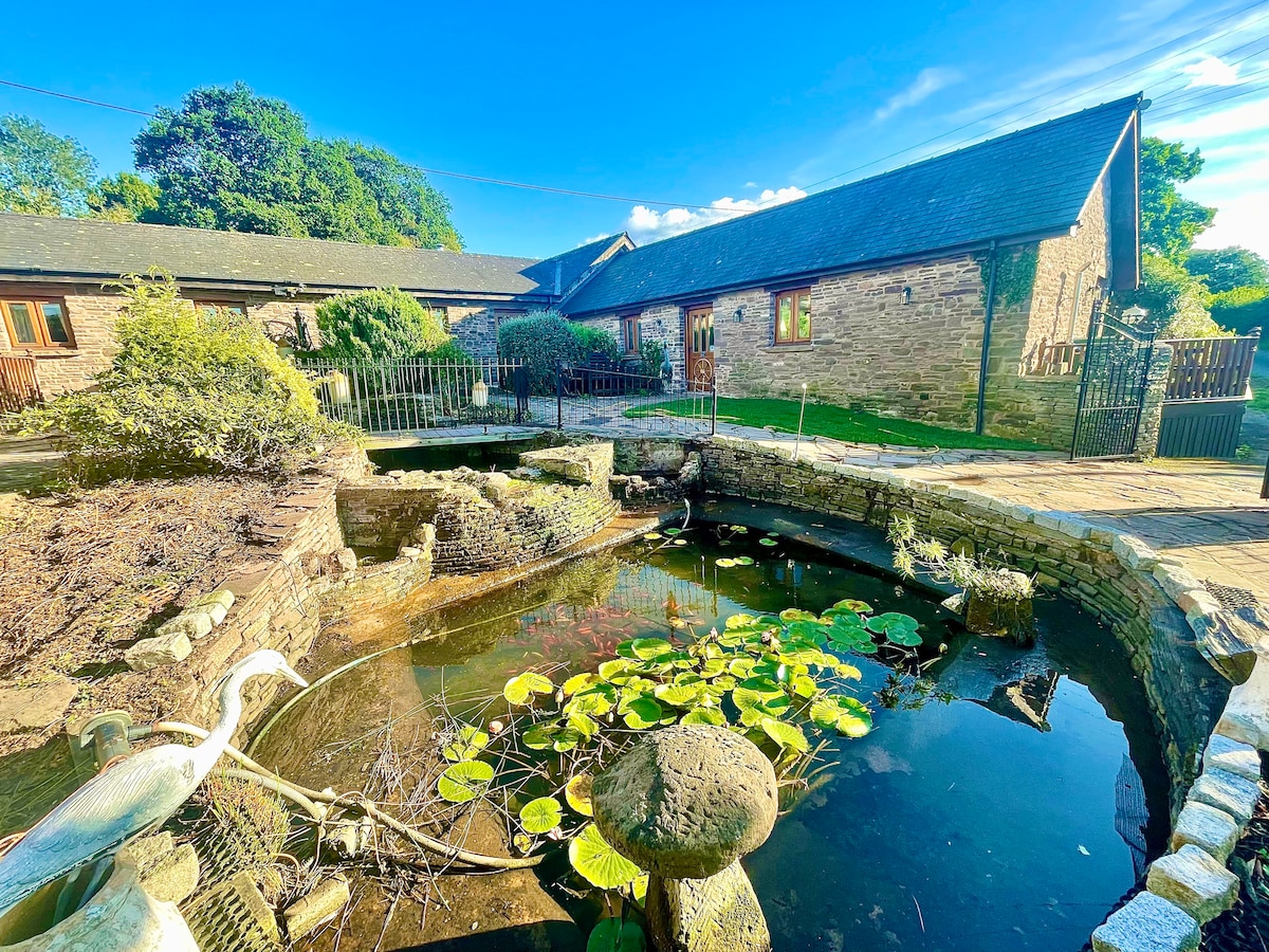 4 beautiful stone barns SlEEPS 17 People