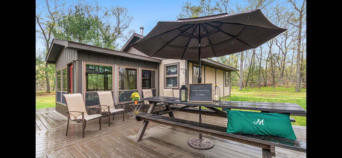 Cozy tiny cabin with hot tub on wooded 5 acres