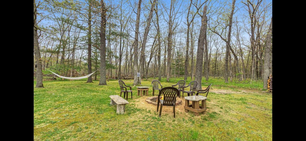 Cozy tiny cabin with hot tub on wooded 5 acres